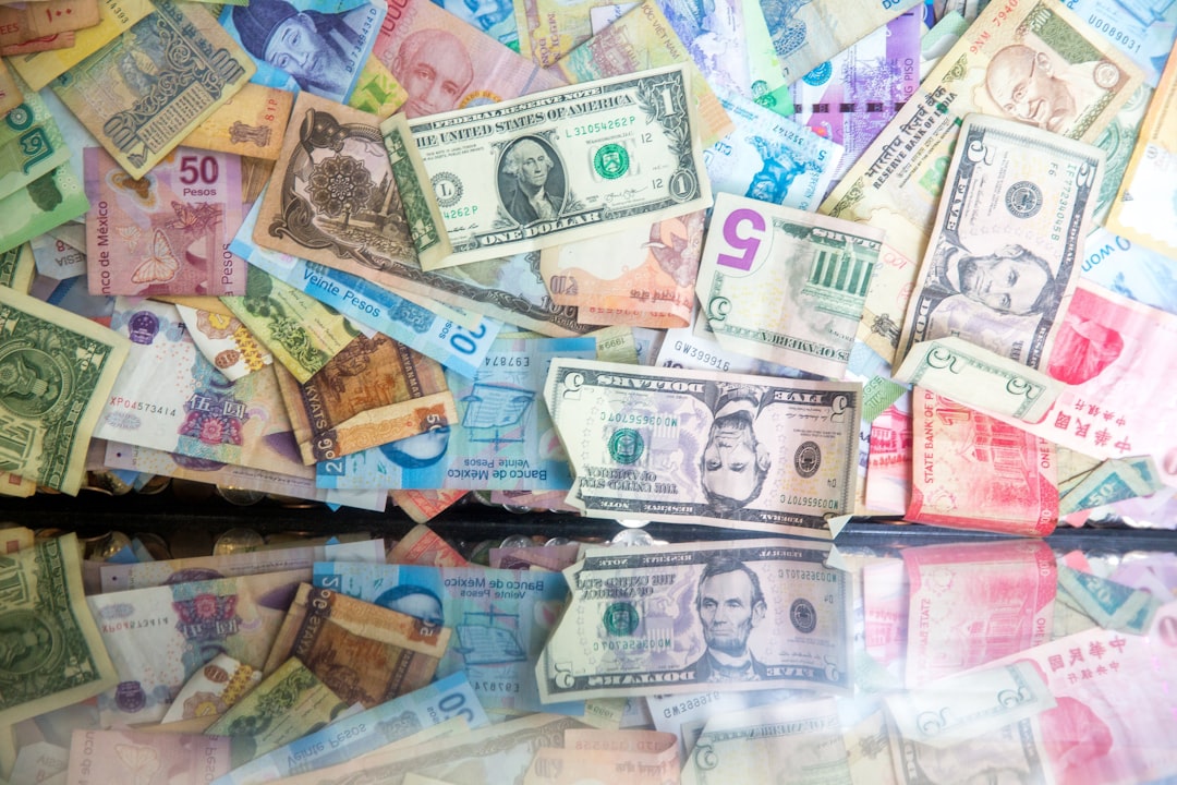 Asian Currencies Rise as Chinese Data Improves, Dollar Slips on Rate Cut Bets
