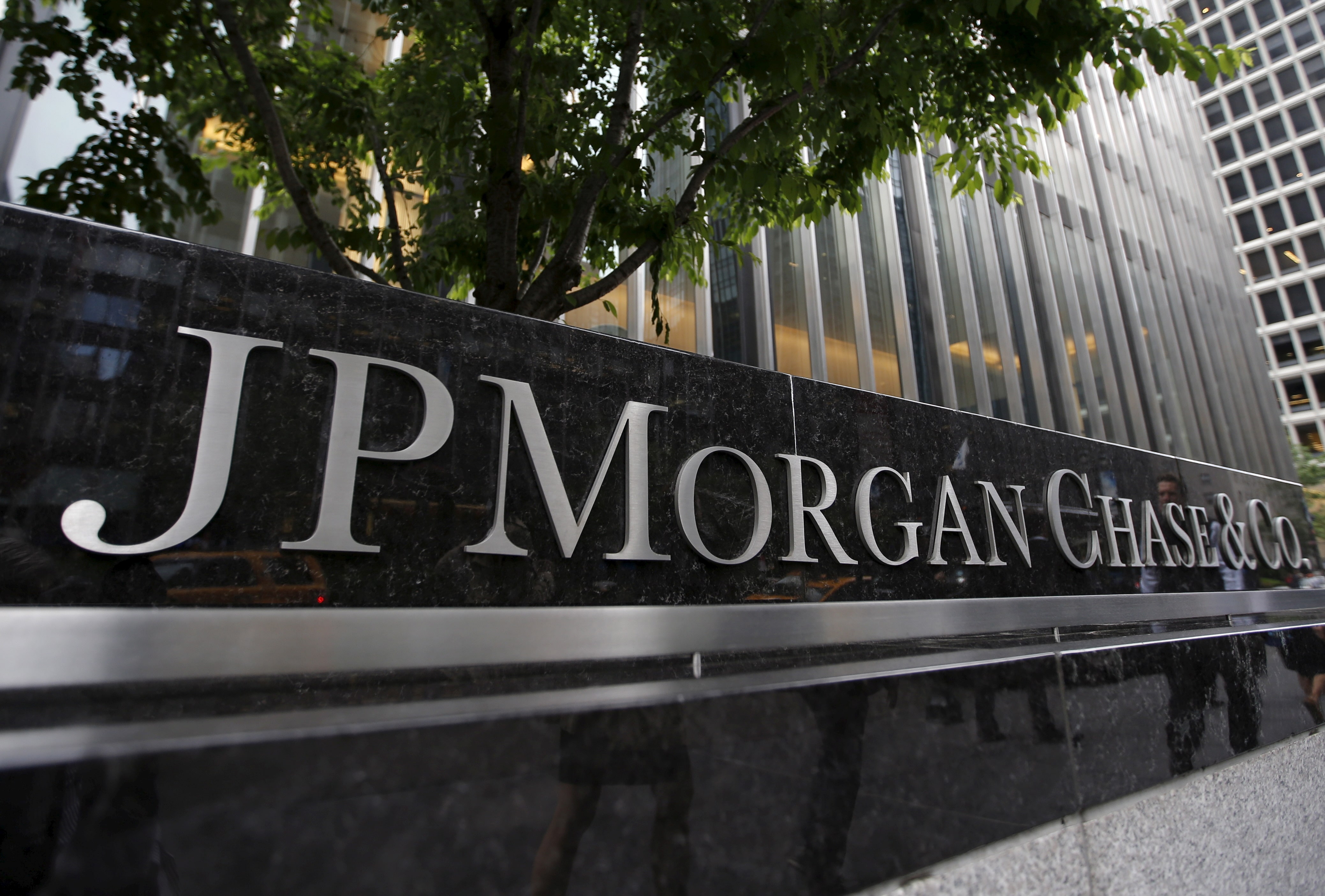 JPMorgan Chase & Co. (NYSE:JPM) Maintains Strong Position in Banking Sector