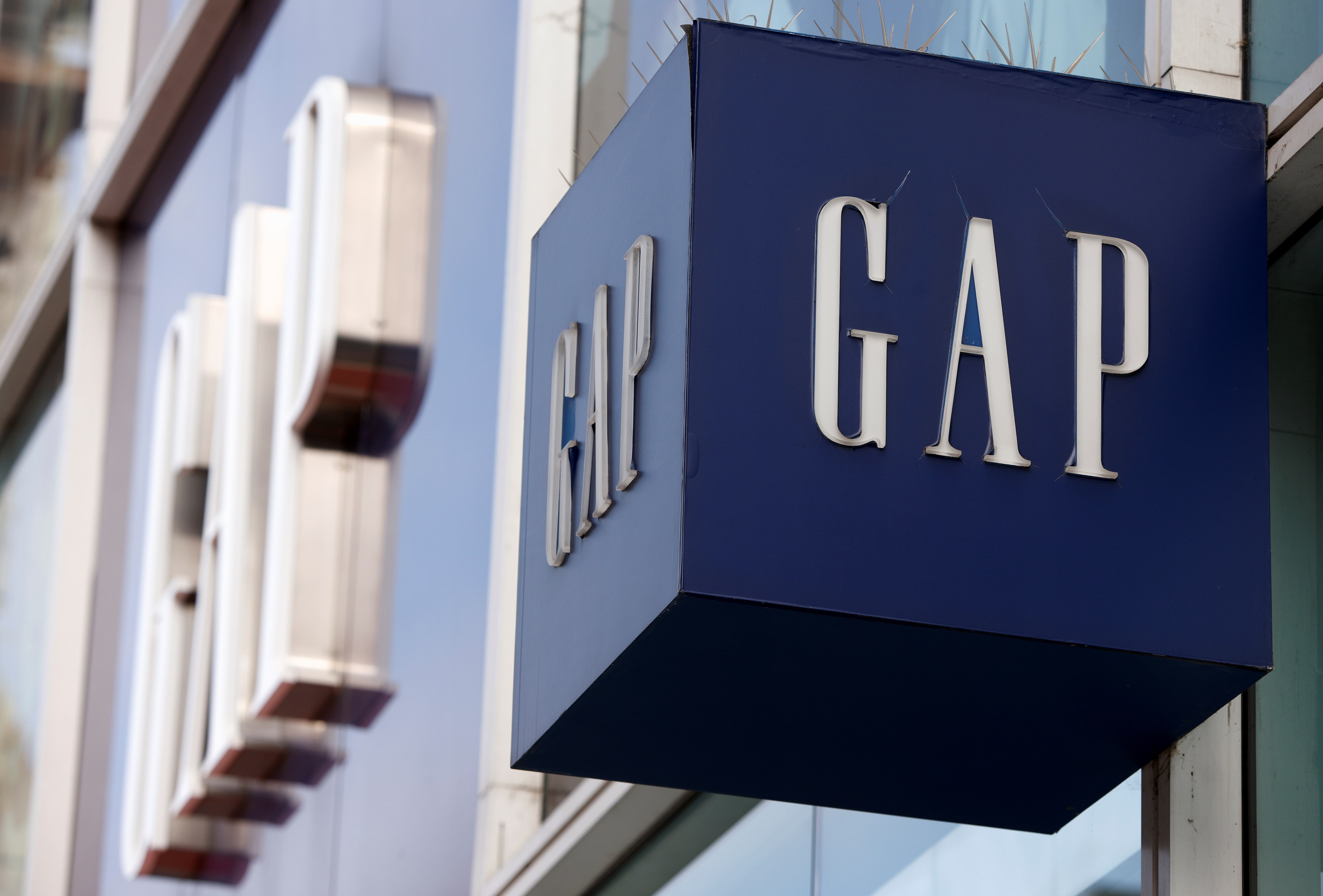 The Gap, Inc. (NYSE:GAP) Faces Challenges Amid Retail Industry Shifts