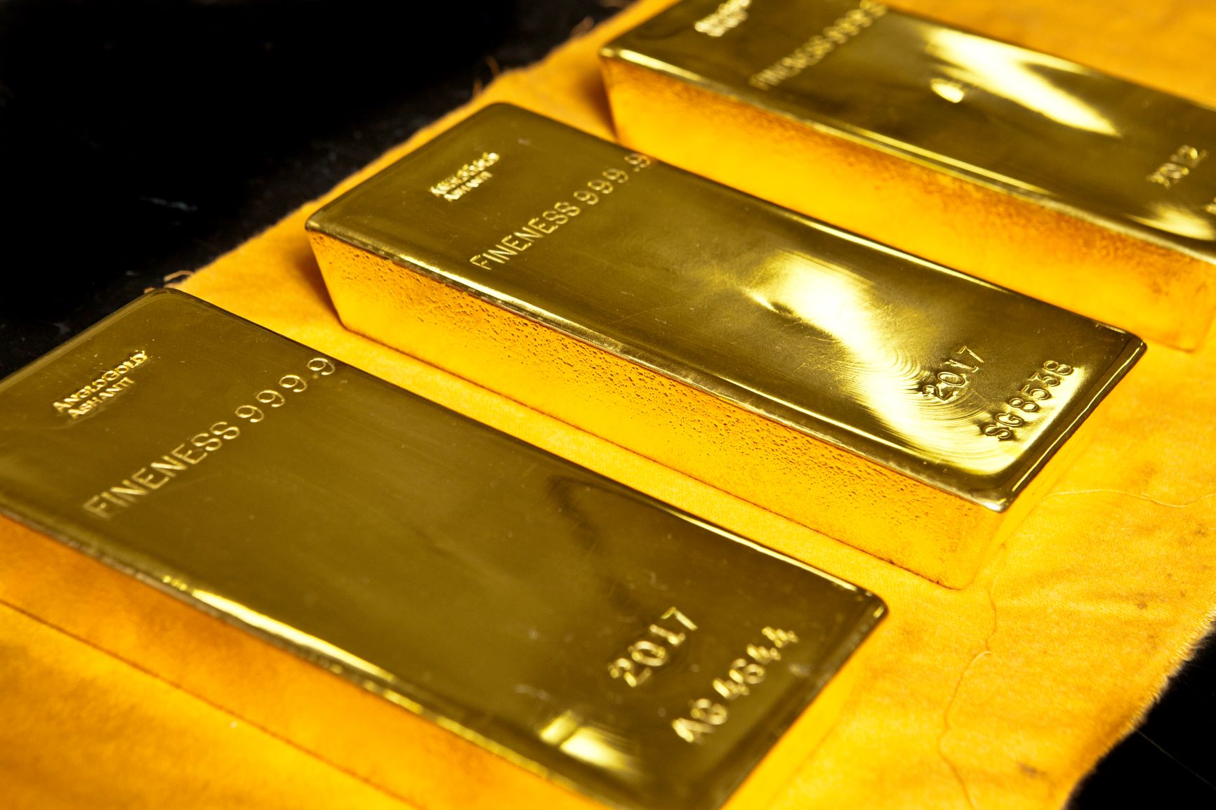 AngloGold Ashanti PLC (NYSE: AU) Sees Positive Analyst Coverage and Strategic Growth Moves