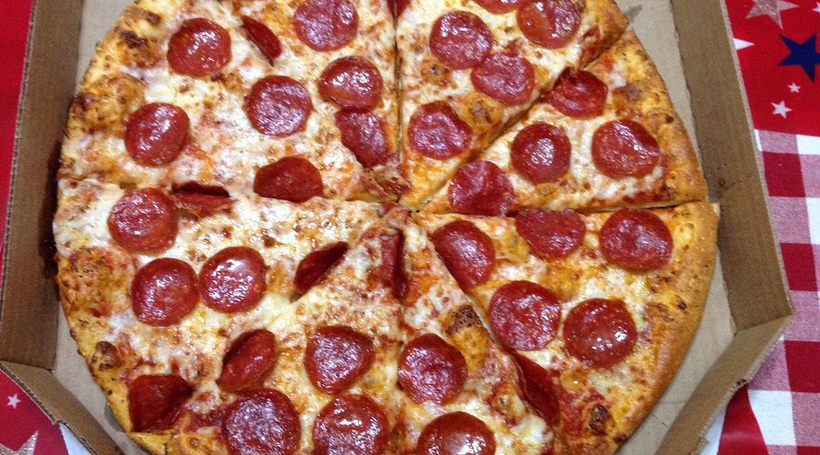 Domino's Pizza (NASDAQ:DPZ) Maintains Competitive Edge in Global Market