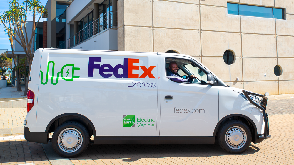 FedEx (NYSE:FDX) Insider Stock Sale Amid Valuation Concerns and Strong Share Performance