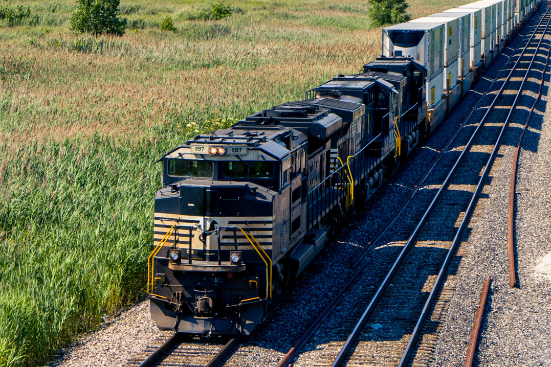 Norfolk Southern Corporation (NYSE: NSC) Faces Acquisition Hurdles and Analyst Adjustments Ahead of Q1 Earnings