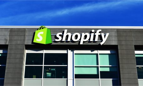 Shopify Inc. (NASDAQ: SHOP) Stock Analysis: Q1 Earnings Beat Forecasts Amidst Price Target Adjustment