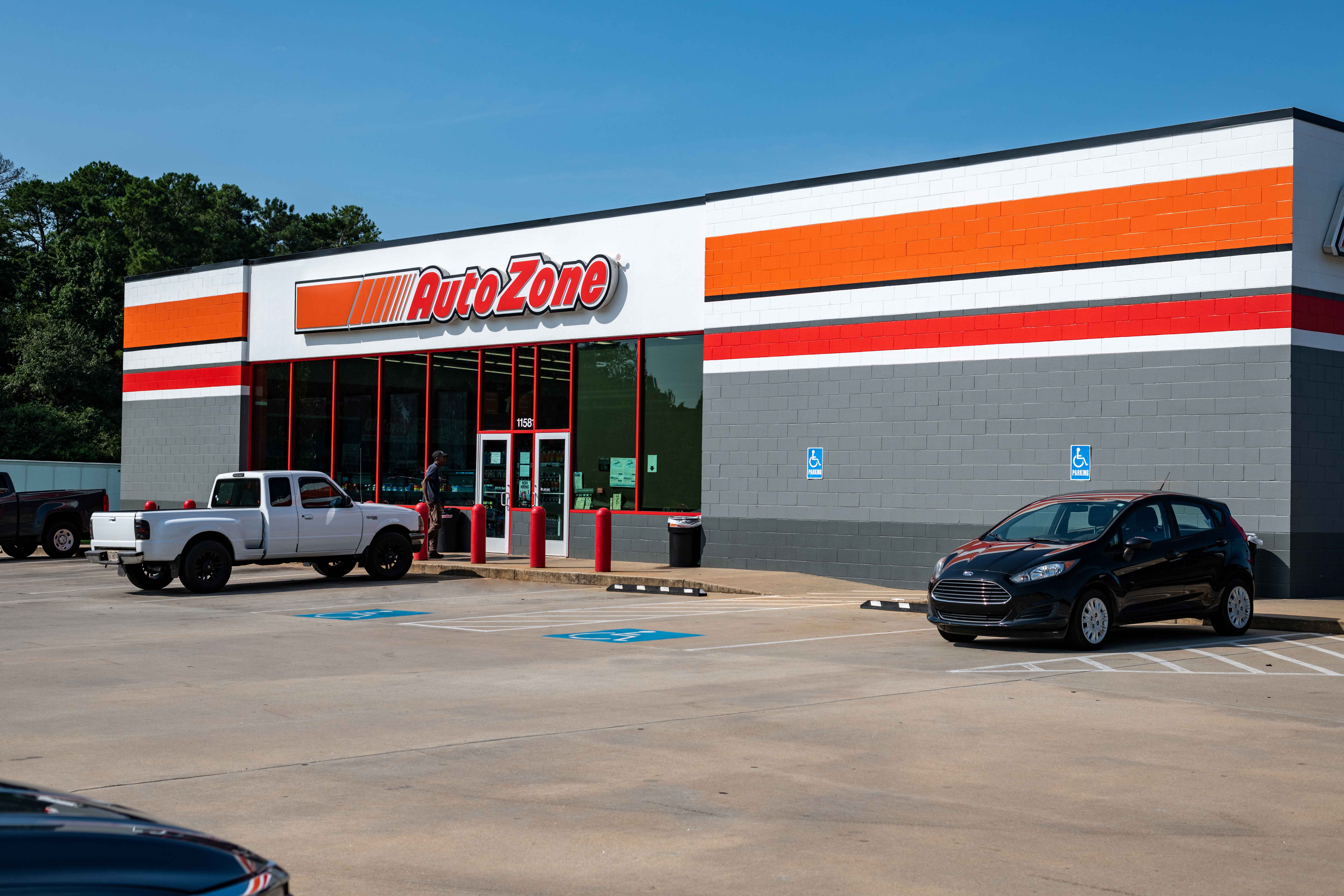 AutoZone (NYSE: AZO) Q2 Earnings: EPS Surpasses Estimates Amidst Revenue Miss