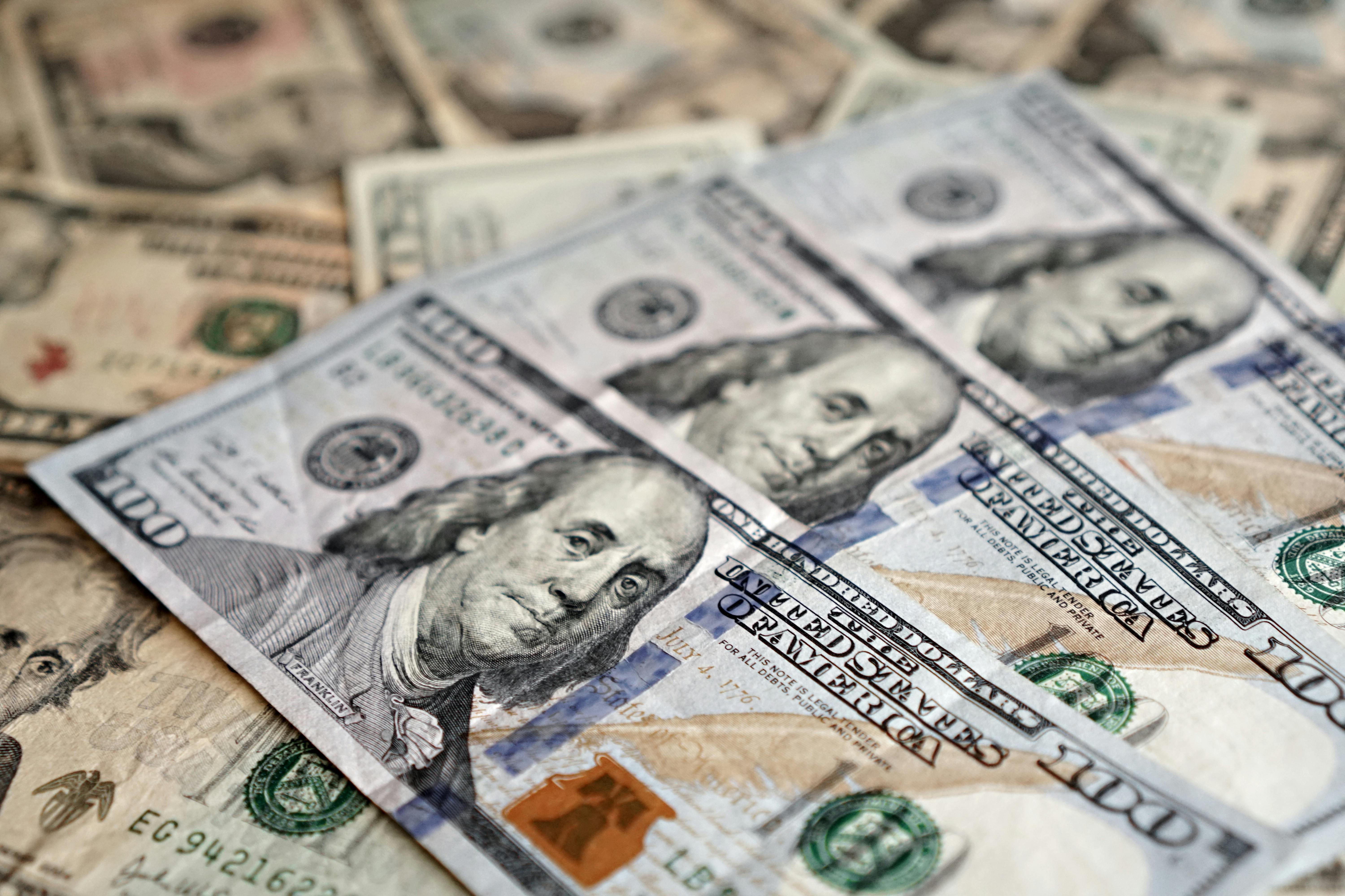 Franklin Resources (NYSE:BEN) Receives 'Buy' Rating Amid Strong AUM Growth and New ETF Launch