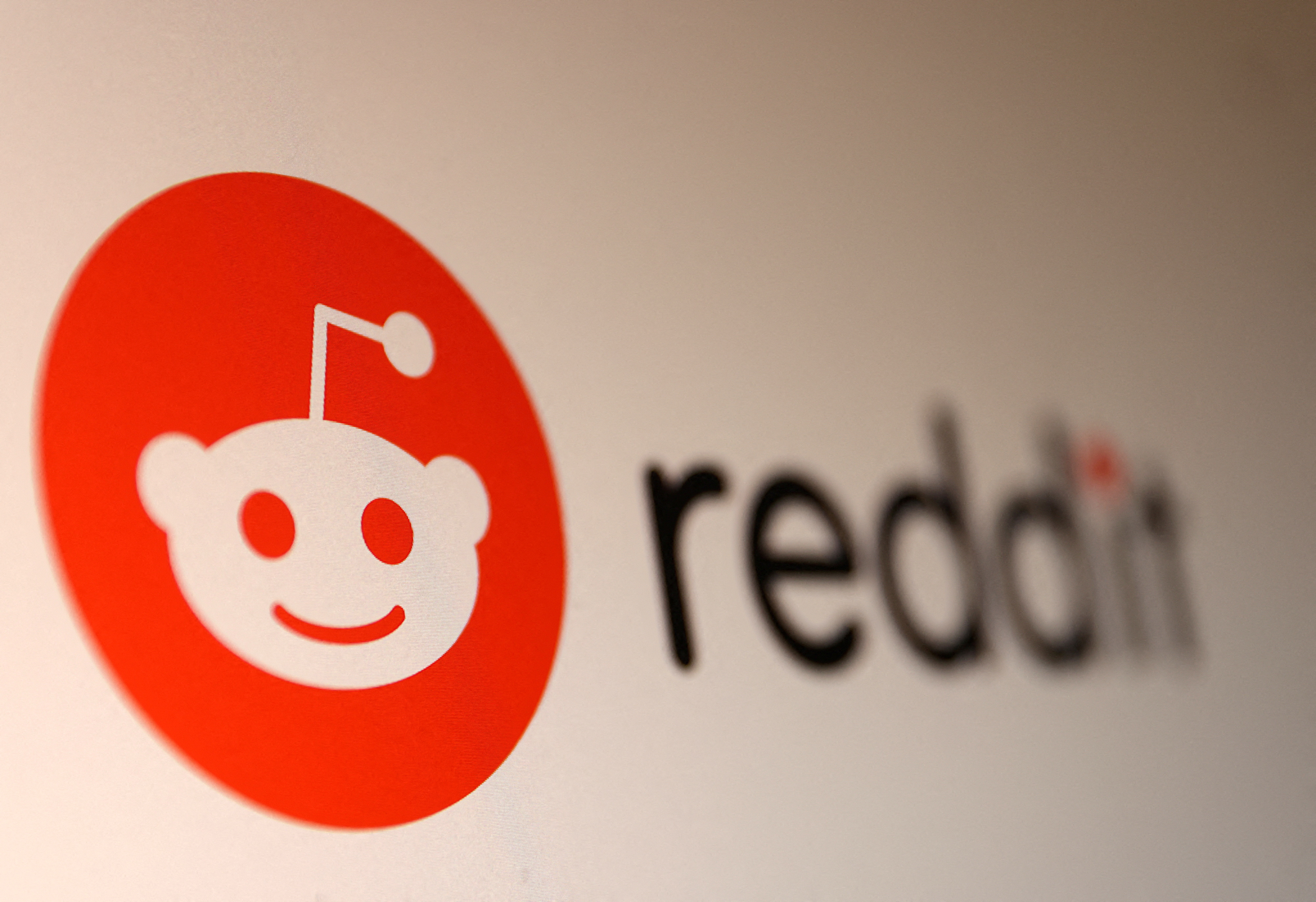 Analyst Sees Significant Upside for Reddit (NYSE:RDDT) Amidst Strong Growth
