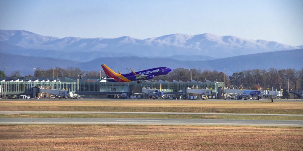 Southwest Airlines (NYSE:LUV) Stock Outlook: Analysts Raise Price Targets Amid Strong Demand and Lower Fuel Costs