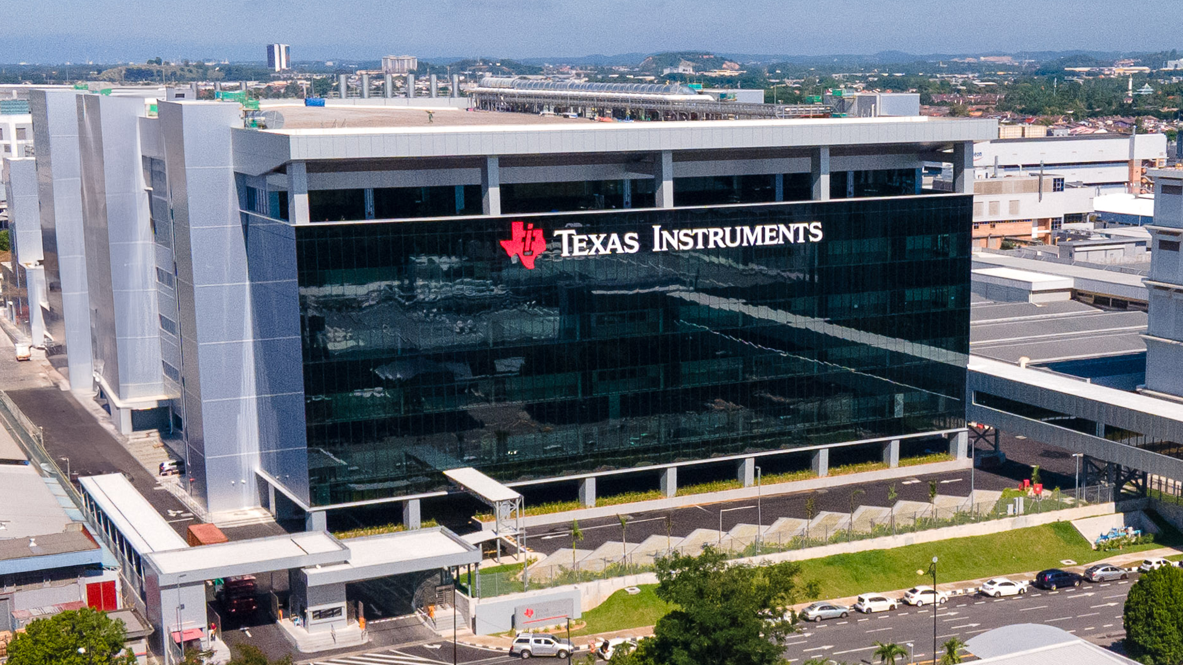 Texas Instruments (NASDAQ:TXN) Faces Semiconductor Bear Market Amidst Mixed Analyst Sentiment
