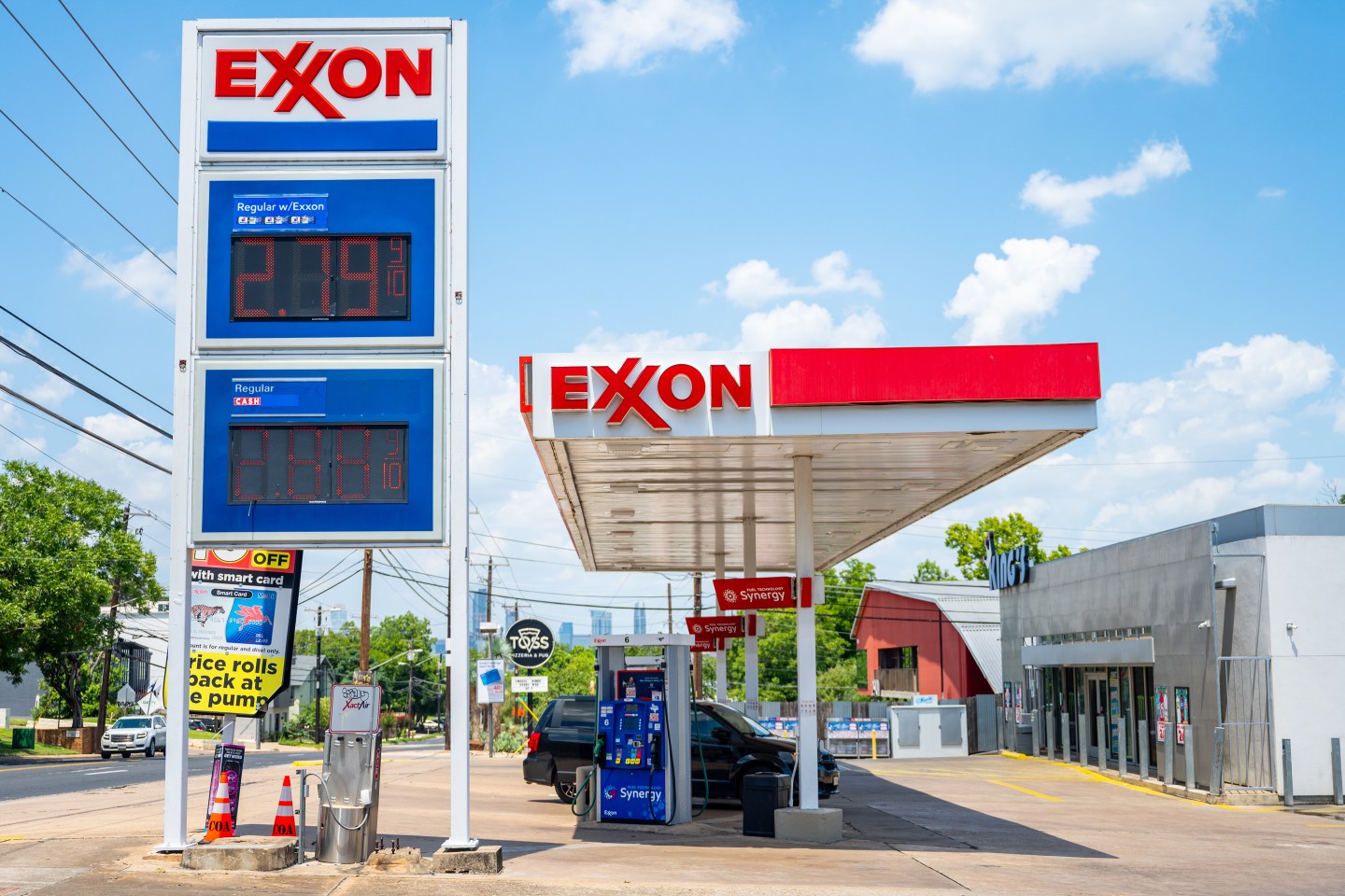 Exxon Mobil (NYSE: XOM) Executive Sells Shares Amid Strong Performance and Geopolitical Risks