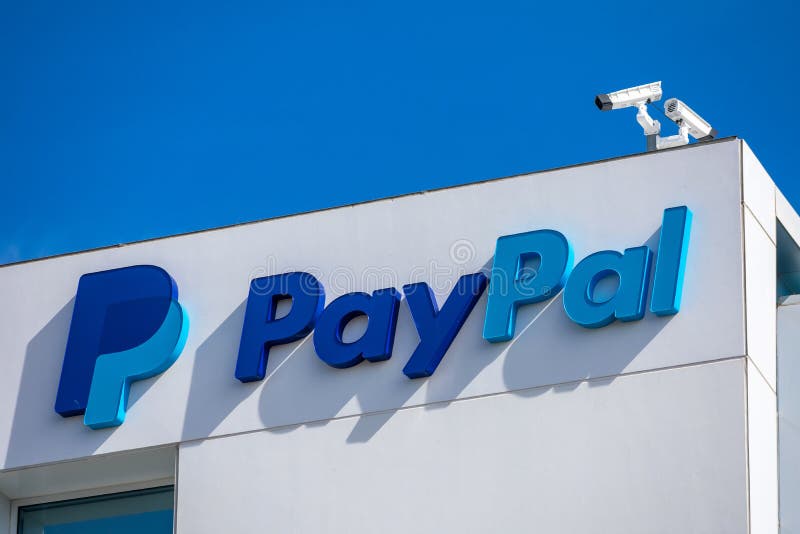 PayPal Holdings, Inc. (NASDAQ:PYPL): Mixed Signals Amidst Strong Performance and Bearish Analyst Outlook