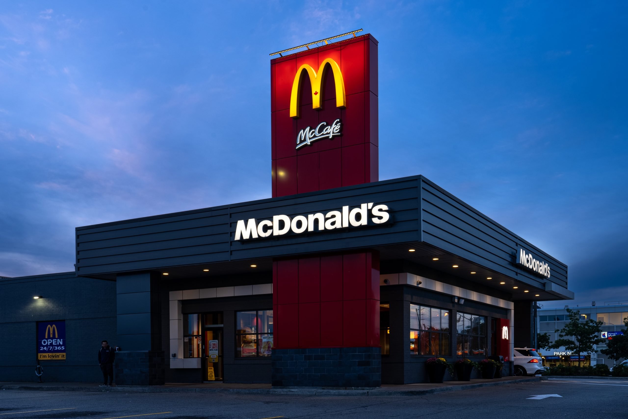 McDonald's Corporation (NYSE: MCD) Q2 Performance: Analyst Adjusts Price Target Amidst Mixed Results
