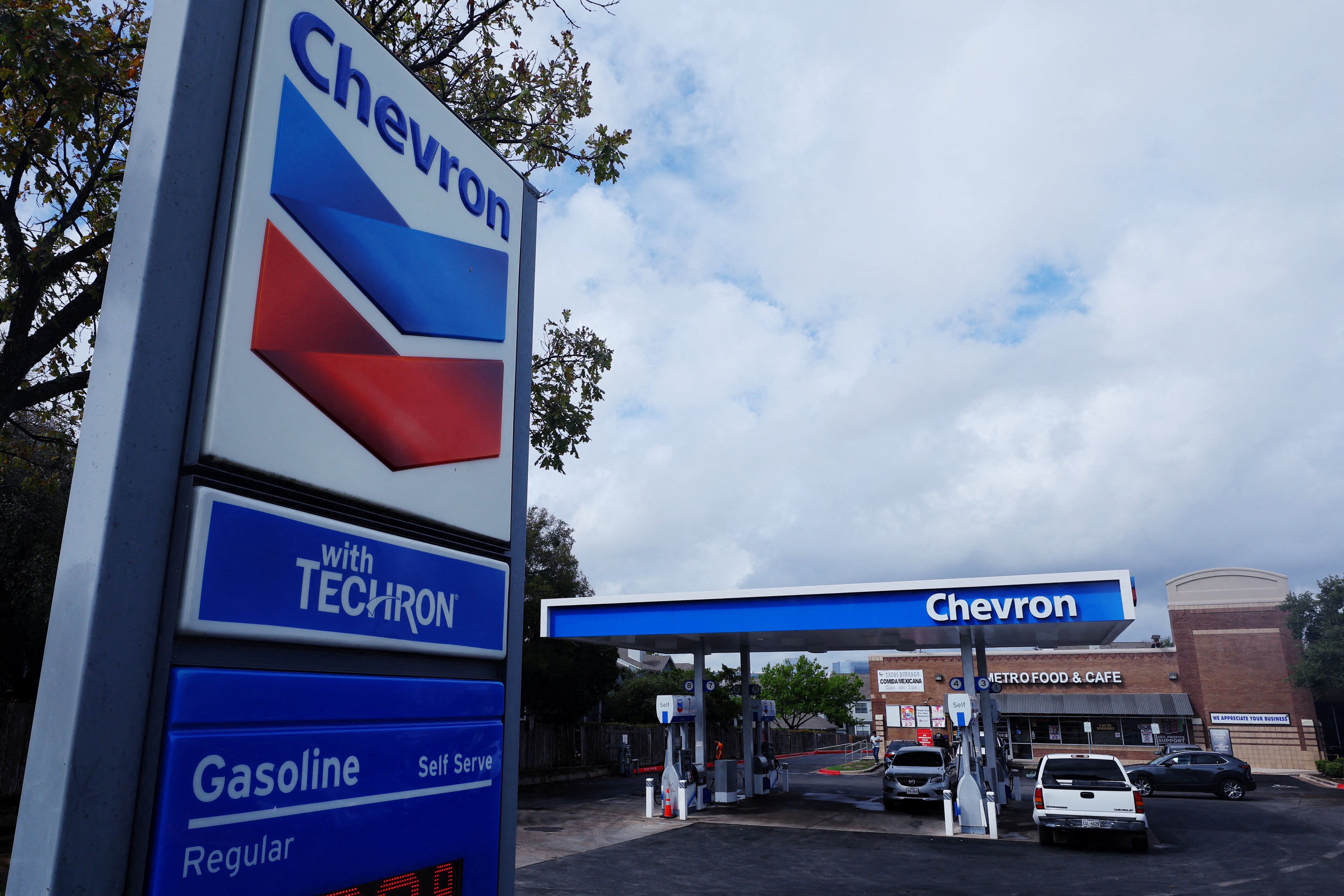 Chevron (NYSE:CVX) Shines with Robust Earnings and Upgraded Analyst Price Targets
