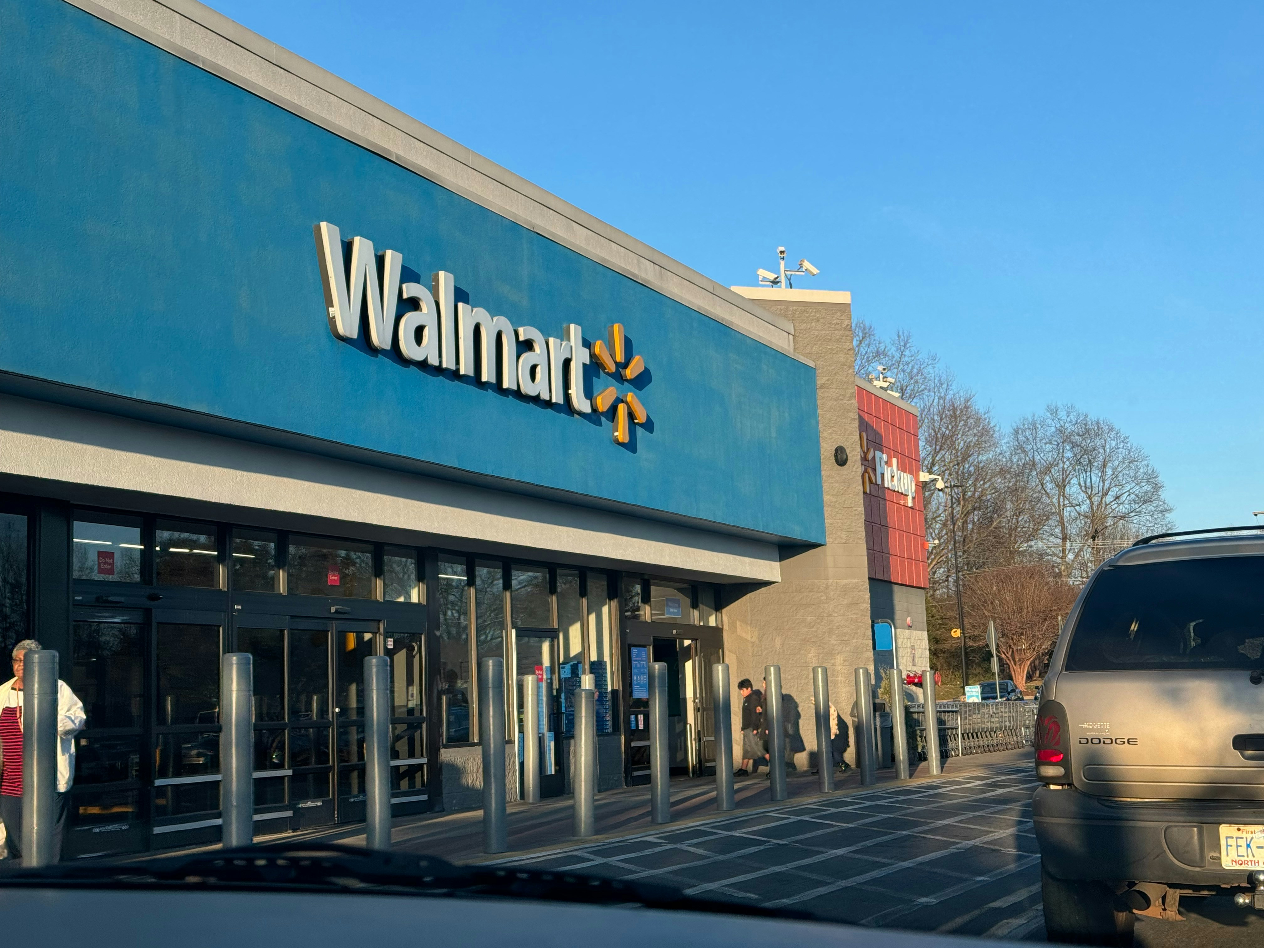 Walmart (NYSE: WMT) Stock Faces Pressure Amid Sales Growth Concerns