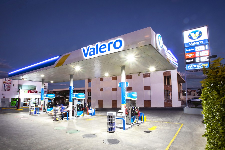 Valero Energy Corporation (NYSE: VLO) Stock Analysis: Analyst Price Target Hike and Institutional Confidence
