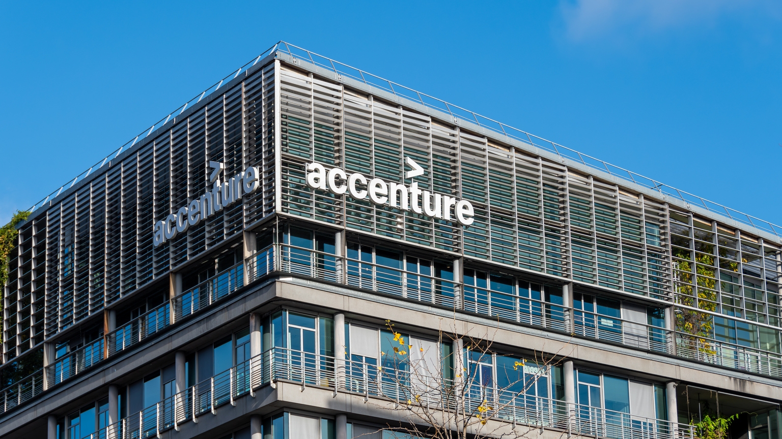 Accenture plc (NYSE: ACN) Stock Faces Analyst Concerns Amid Valuation and Weak Demand Trends
