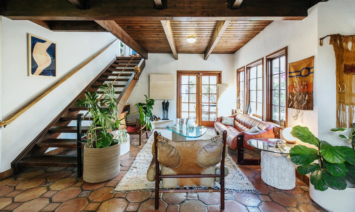 Airbnb (NASDAQ: ABNB)'s AI Innovations and Analyst Upgrades Amidst Competitive Landscape