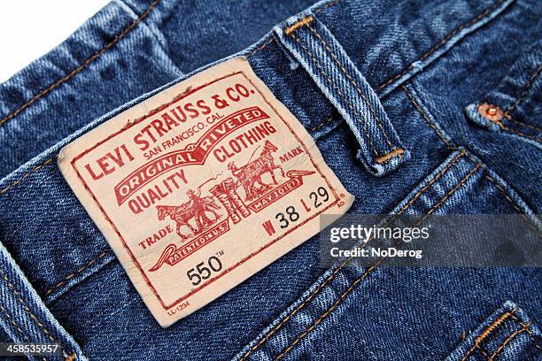 Levi Strauss & Co. (NYSE: LEVI) Beats EPS Estimates, Raises Outlook Despite Revenue Miss