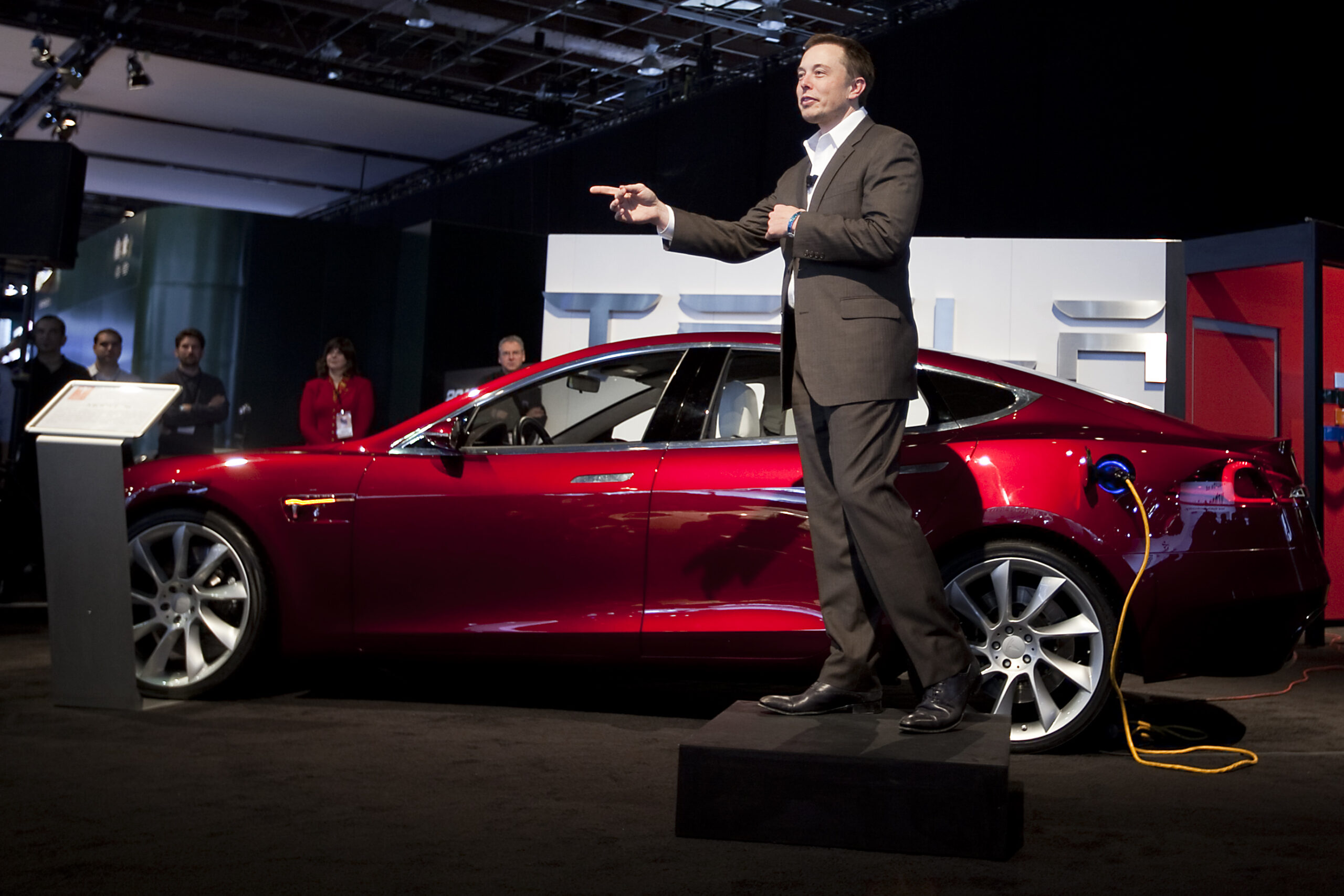 Tesla (NASDAQ: TSLA) Stock Analysis: FSD Growth, Price Targets, and Capital Expenditure Insights
